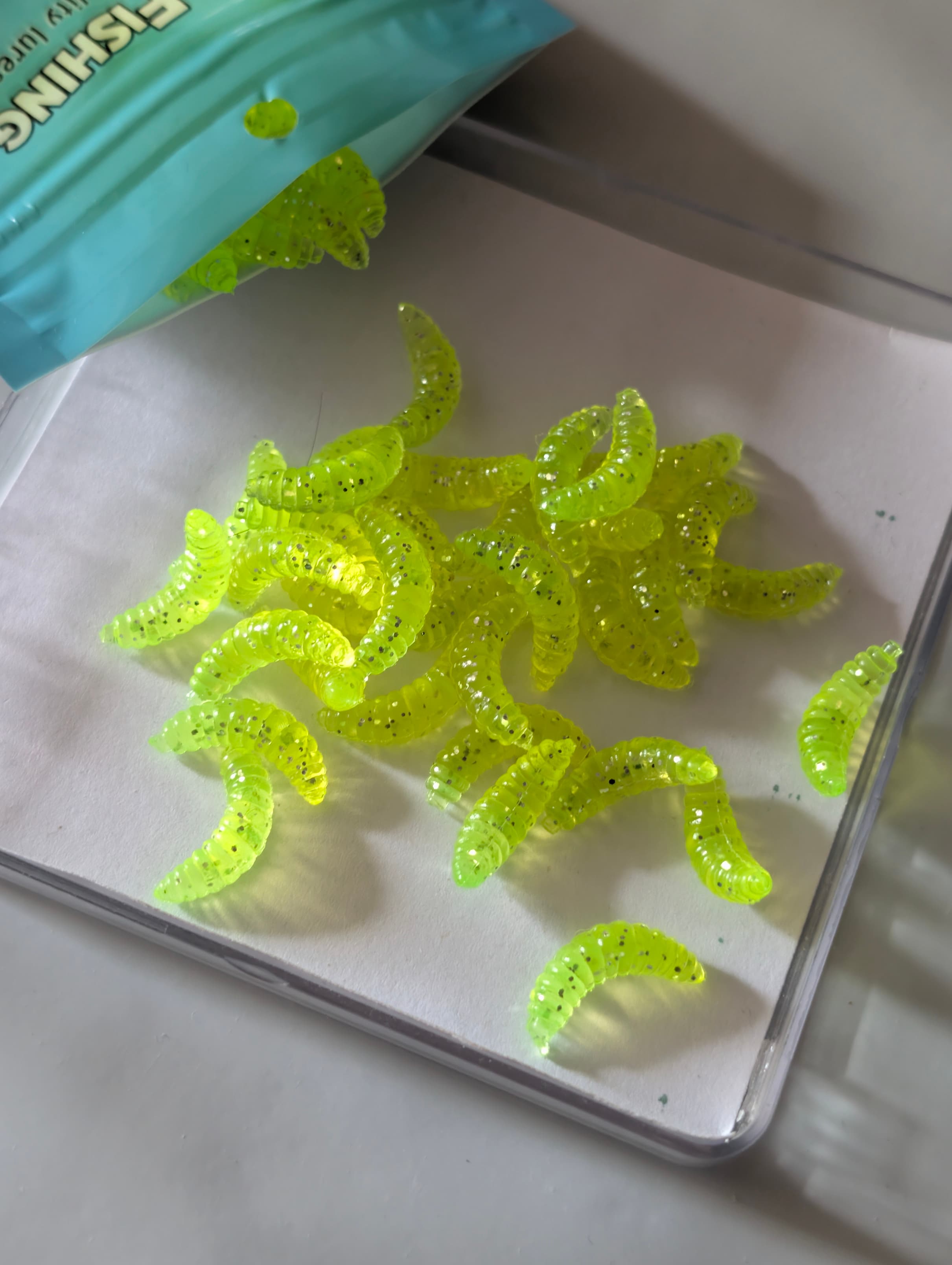 sachet 50 leurres souples asticots larves vert fluo paillete