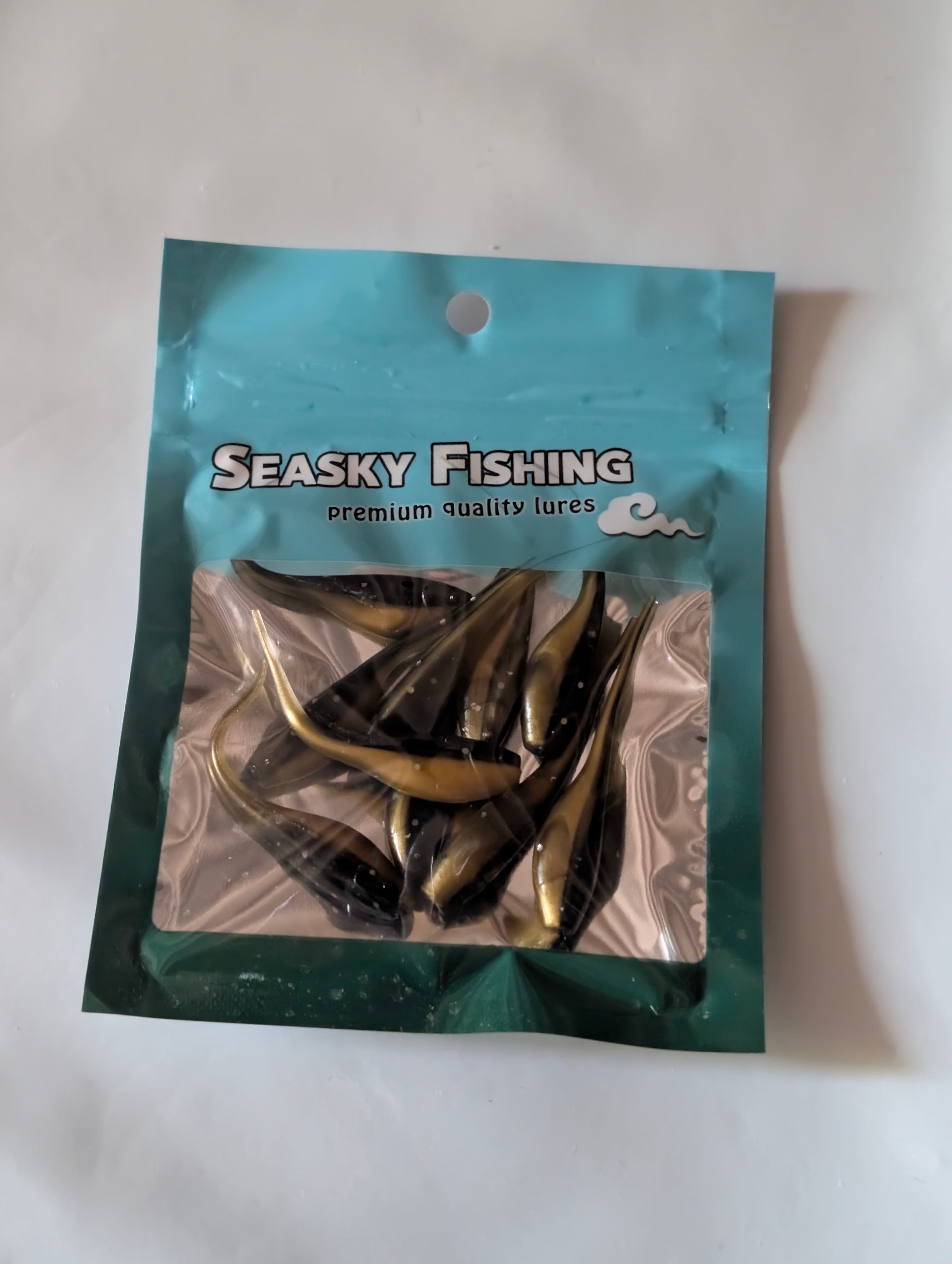 sachet 10 pcs leurres souples finesse pin tail noir dore