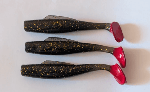 Lot 3 leurres souples Shad 8g paddle tail noir pailleté or queue rouge