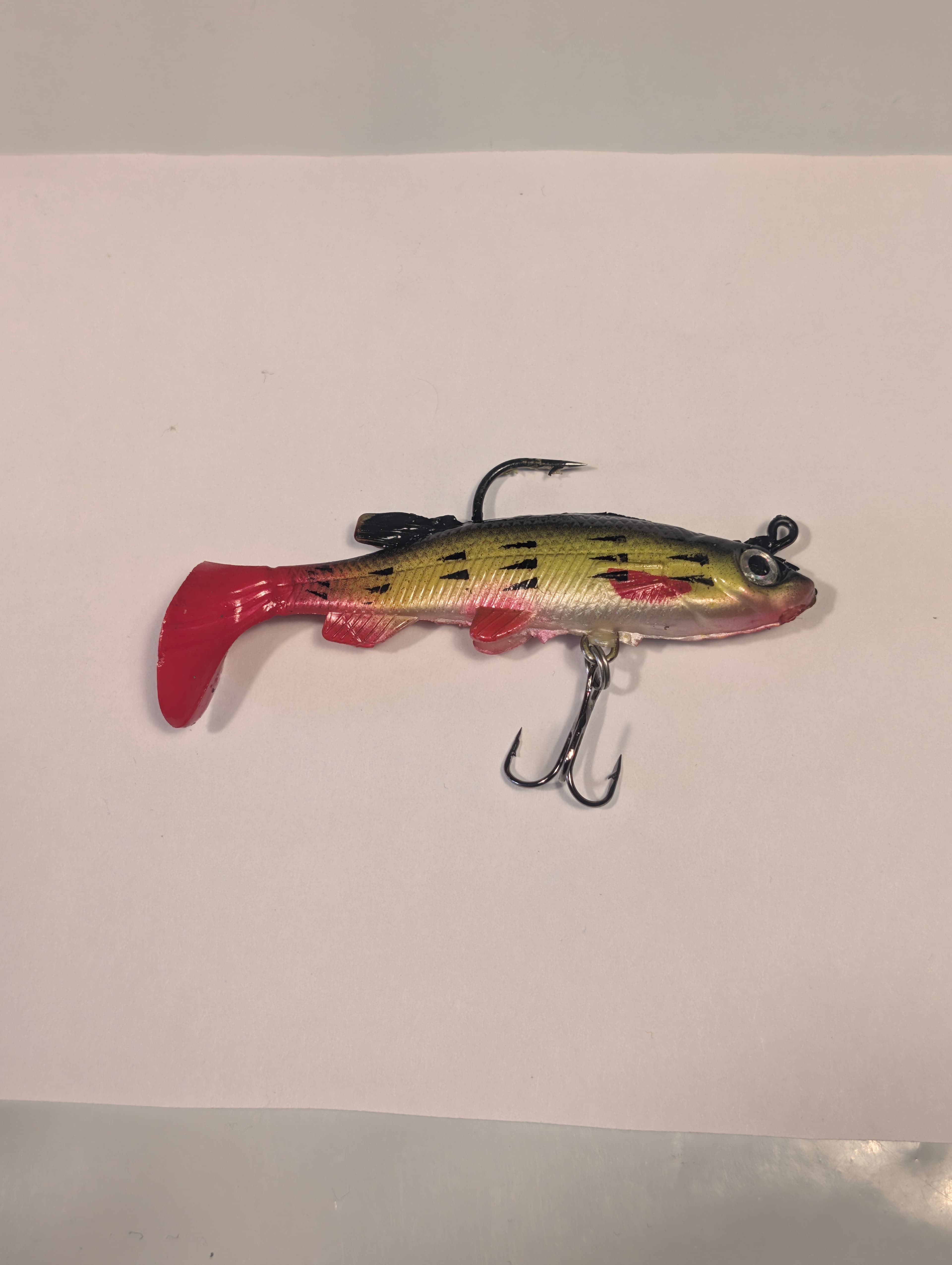 Leurre souple poisson nageur armé 7 cm 13,2 g jaune rouge pêche carnassier