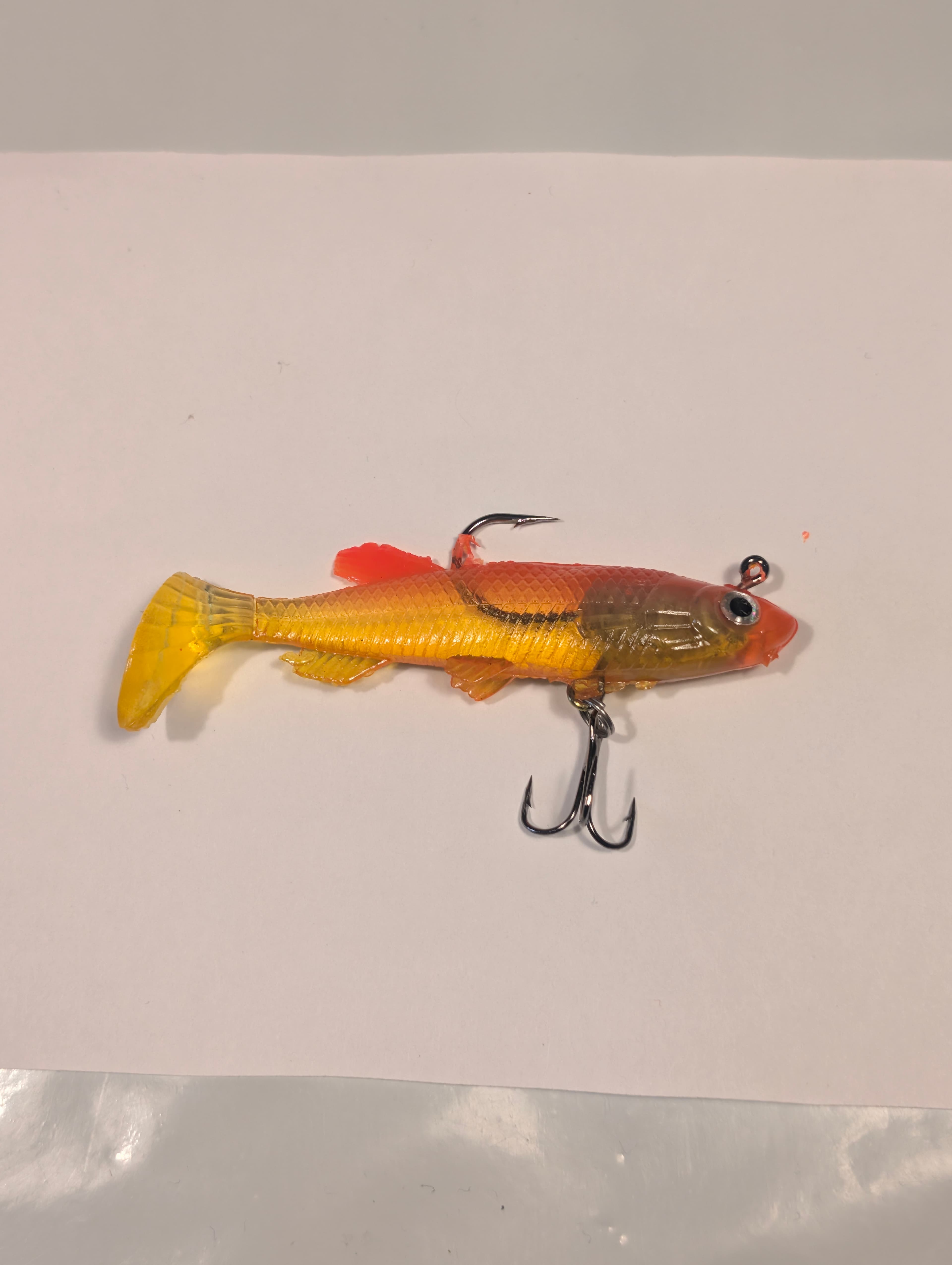 Leurre souple poisson nageur armé 7 cm 13,4 g orange jaune pêche carnassier
