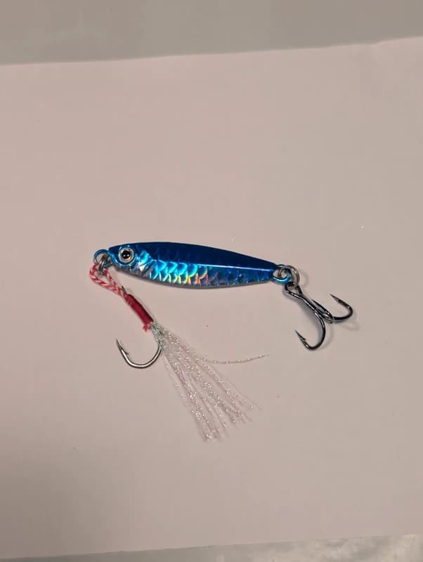 Leurre Jig mĂ©tallique 6 cm 11 g bleu holographique avec assist hook â PĂȘche carnassiers